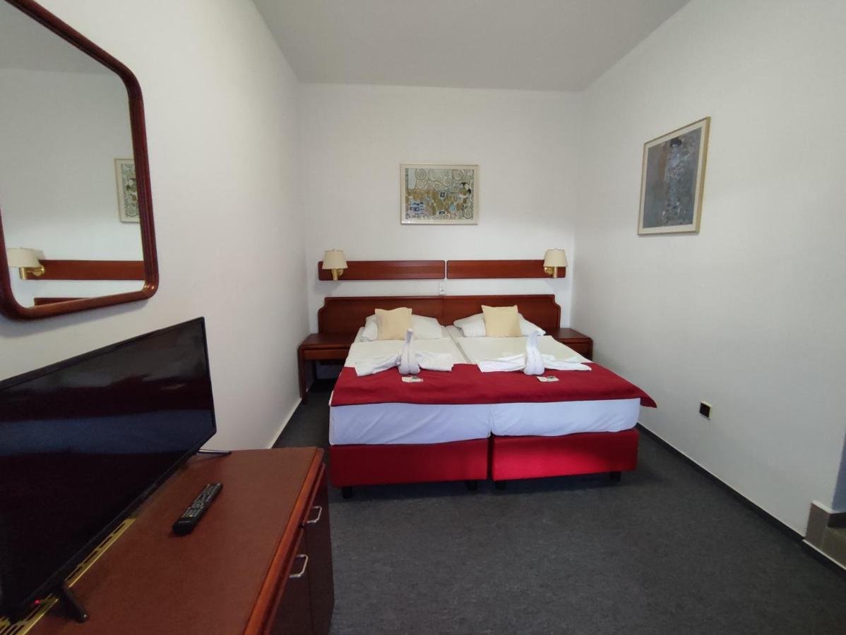 Hotel Bohemia Excellent Klášterec nad Ohří Bagian luar foto
